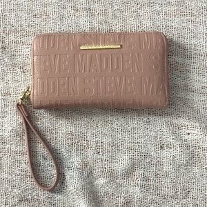 Steve Madden wristlet